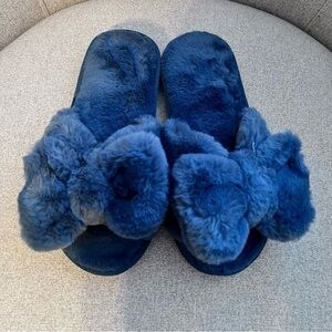 Zolice women’s size 5 fuzzy bow tie open toe slippers.